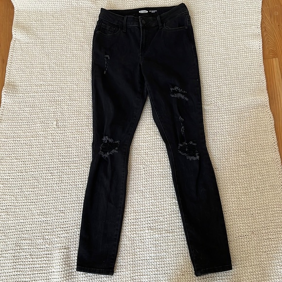 Old Navy Denim - Old Navy Black Distressed Pop Icon jeans. Mid Rise, Size 2.
